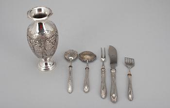 VAS + SERVERINGSBESTICK, 6 delar. Silver, stål. Vasen troligen Turkiet, besticken Tyskland. Totalvikt 245 g.