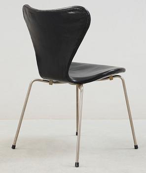 STOL, "Sjuan", Arne Jacobsen, Fritz Hansen, formgiven 1955.