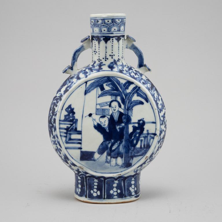 A Chinese blue and white moon flask, Qing dynasty, 19th century.