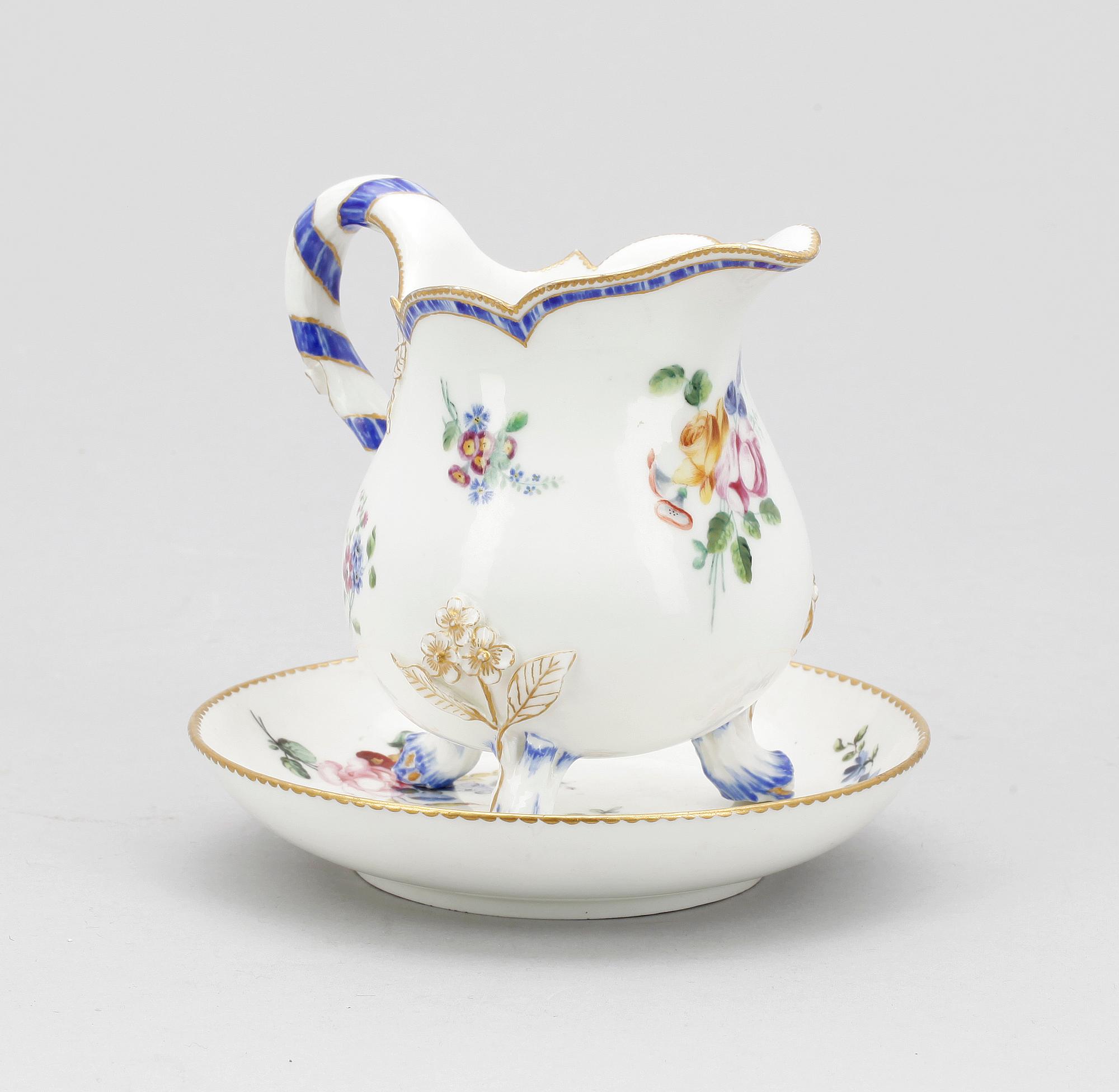 GRÄDDKANNA MED FAT, porslin, rokoko, Sèvresliknande märke, 1700-tal.