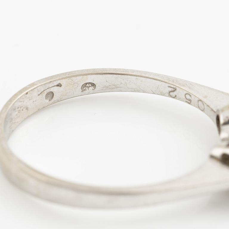 Ring, 18K vitguld med tre gammalslipade diamanter.