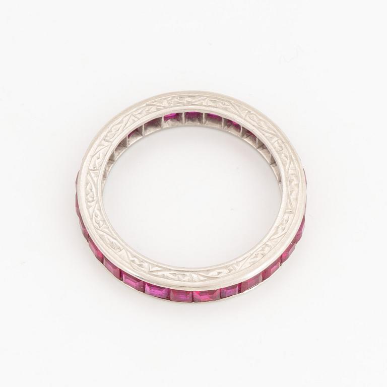 RING, hellallians med carréslipade rubiner.