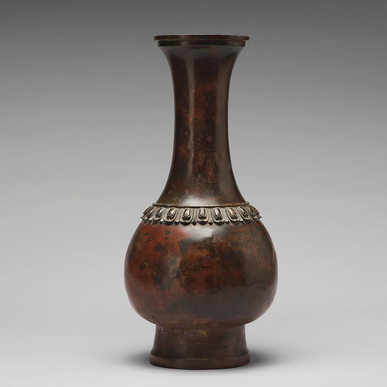 A bronze vase, Qing dynasty, Kangxi (1662-1722).