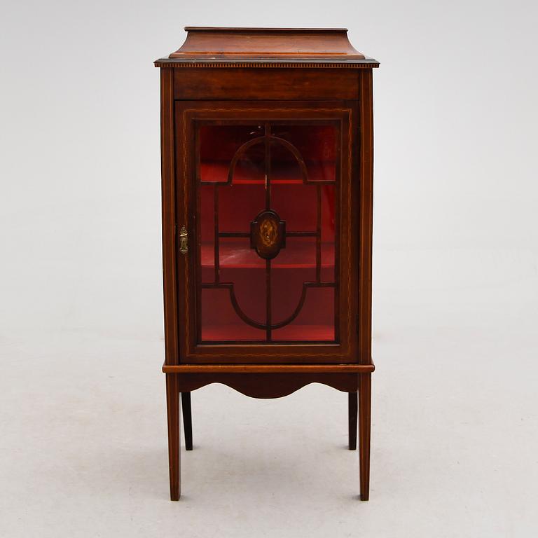 VITRINSKÅP, England, 1900-talets första hälft.