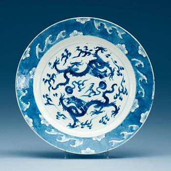 A blue and white dinner plate, Qing dynasty, Kangxi (1662-1722).