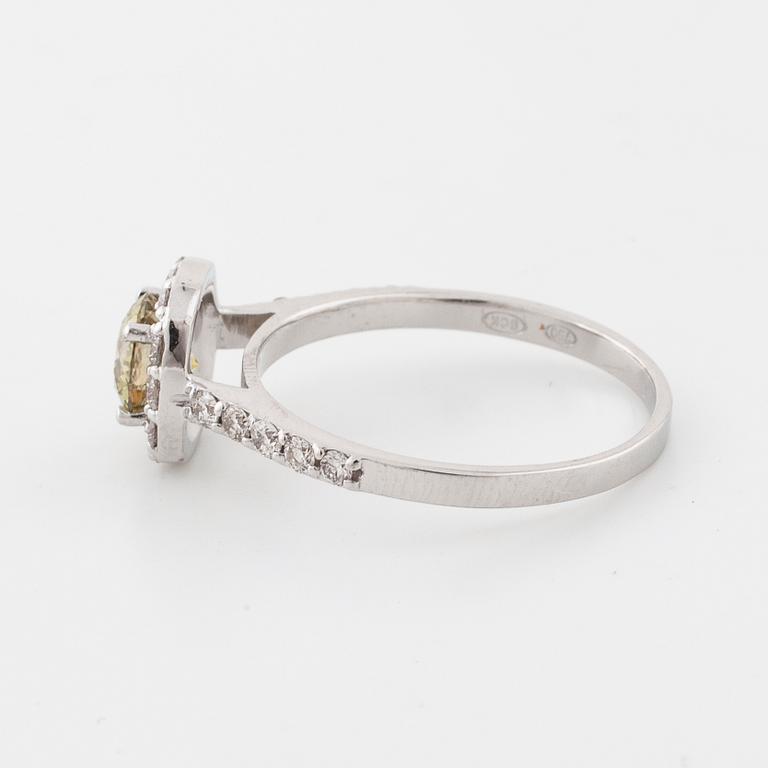 RING, med briljantslipade diamanter totalt ca 0.70 ct +0.30 ct.