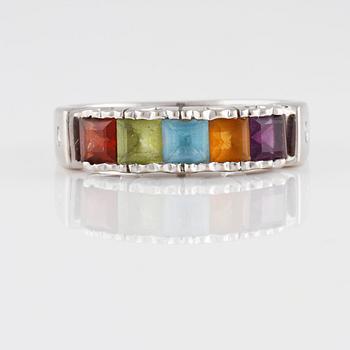 RING, 18K guld med med fem fasettslipade olikfärgade stenar samt 2 briljantslipade diamanter. Vikt 4,1 gram.