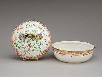 SERVERINGSFAT, fyra stycken samt KAROTT med LOCK, porslin. "Flora Danica", Kunglig Dansk, 1900-tal.