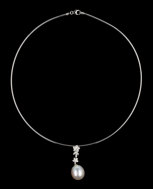 COLLIER, odlad South sea pärla, ca 13 mm, med briljantslipade diamanter, tot. 0.68 ct.