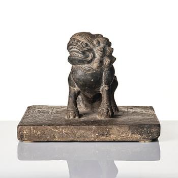 Pappersvikt, sten. Troligen sen Mingdynasti.