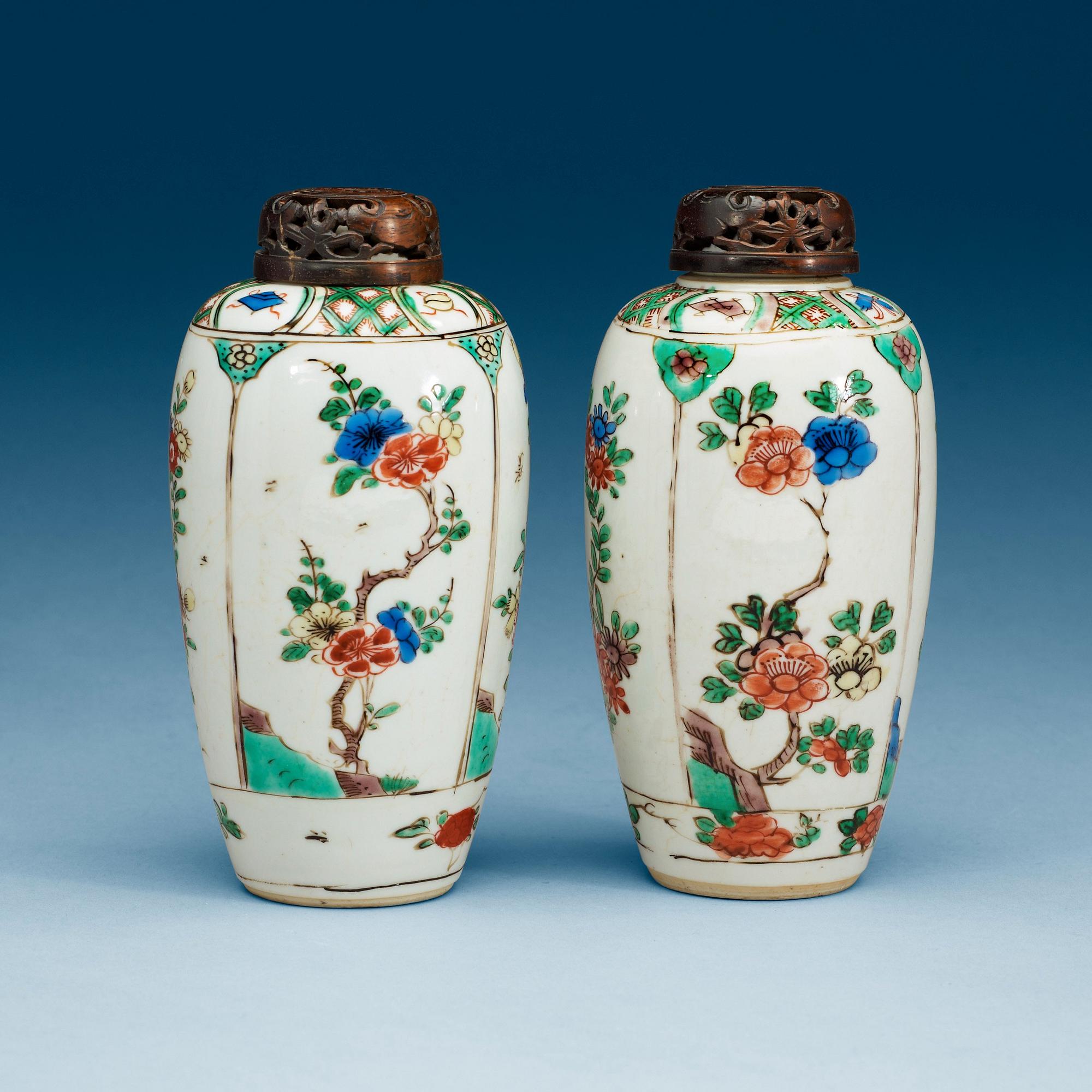 A pair of famille verte tea caddies, Qing dynasty, Kangxi (1662-1722).