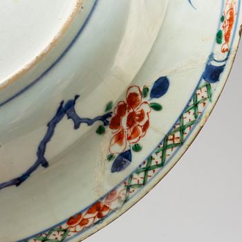 A large famille verte and blue and white charger, Qing dynasty early 18th century.