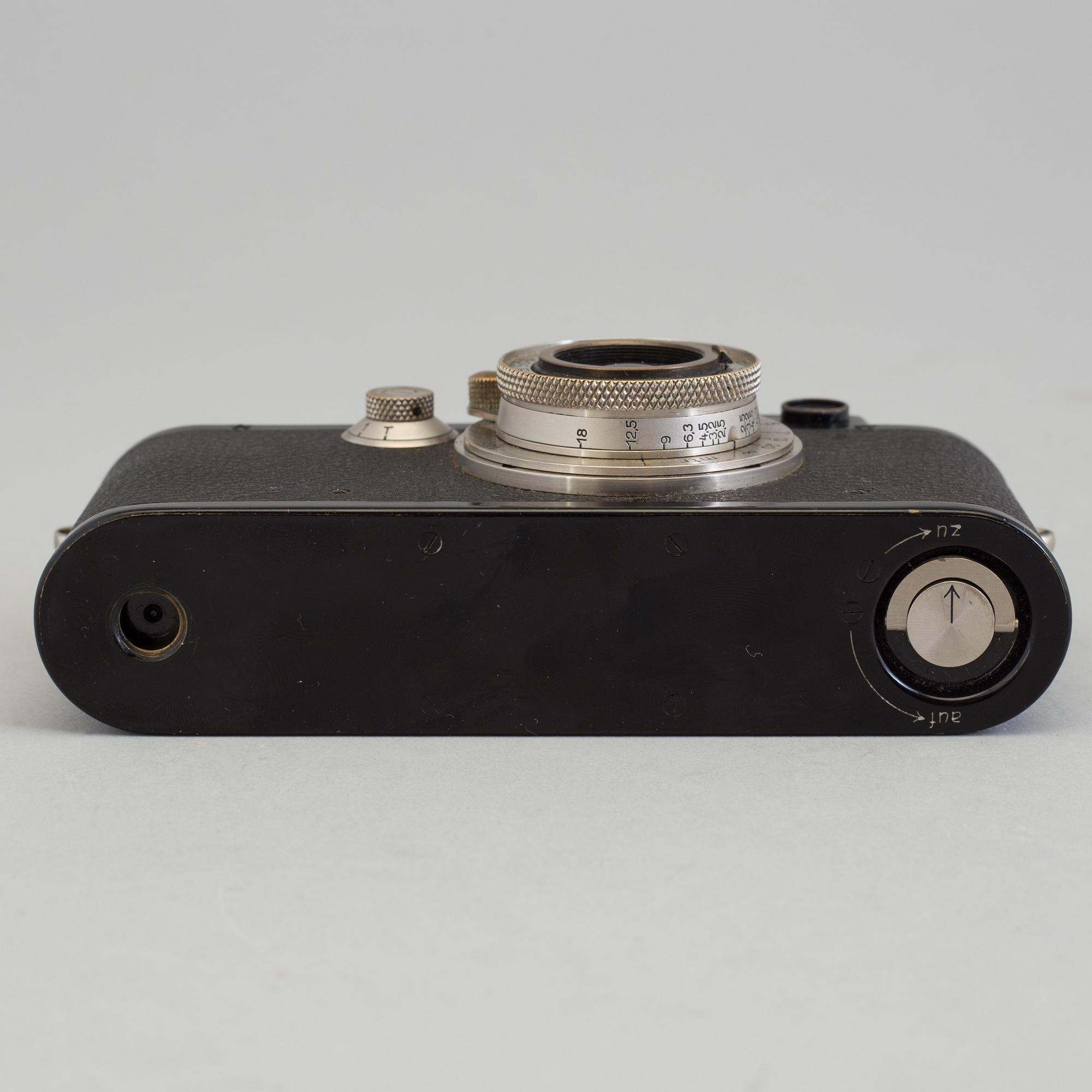 A early 1930s black body Leica no 123864 with a chrome Hektor 1:2,5 F=5 cm lens. With table stand.