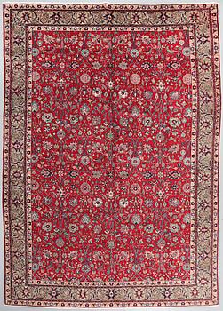 A Khoy/Täbriz rug, 376 x 275 cm.