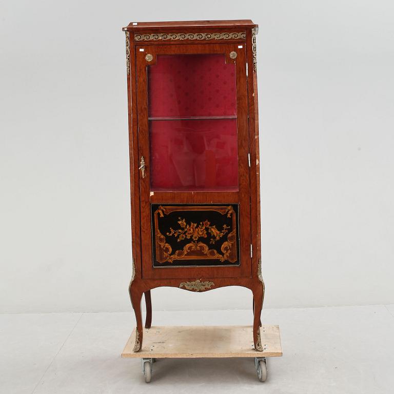VITRINSKÅP, Louis XVI-stil, 1900-tal.