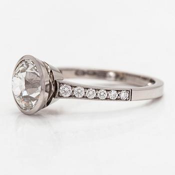 An 18K white gold ring, with an old cushion-cut diamond approximately 2.96 ct and brilliant-cut diamonds.