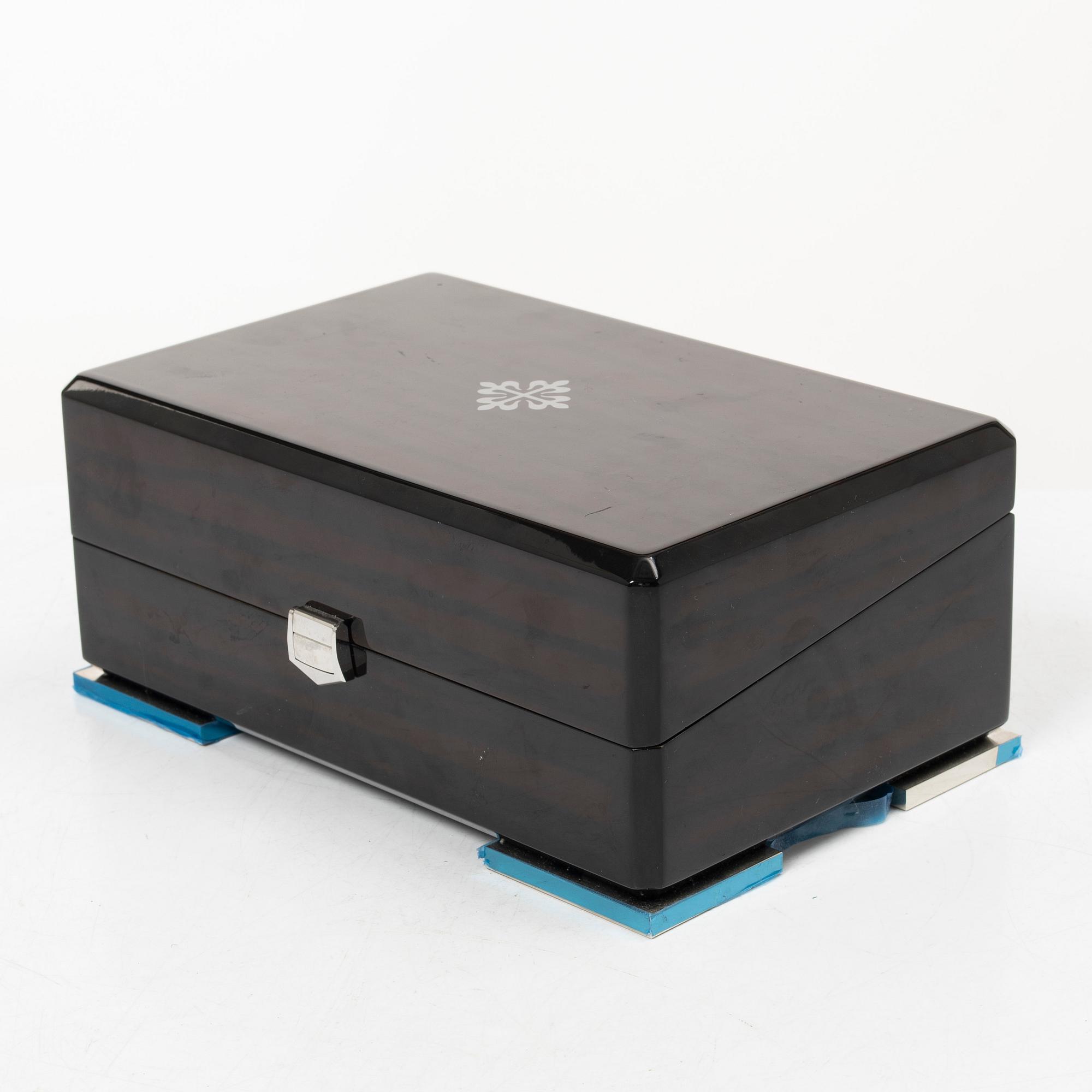 Patek Philippe, box.