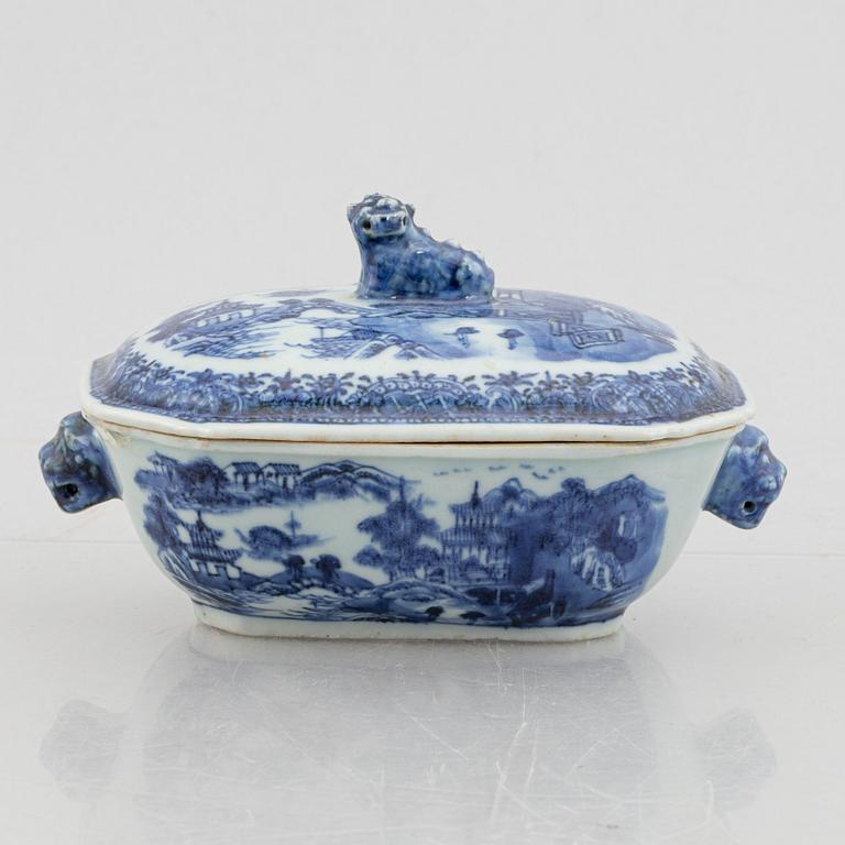 A blue and white small tureen with cover and stand, Qing dynasty, Qianlong (1736-95).