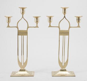 KANDELABRAR, ett par, mässing, Würtembergische Metallwaren Fabrik (WMF), 1900-talets första hälft.