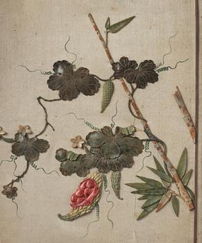 Reliefer, ett par, sten och siden. Qingdynastin (1644-1912).
