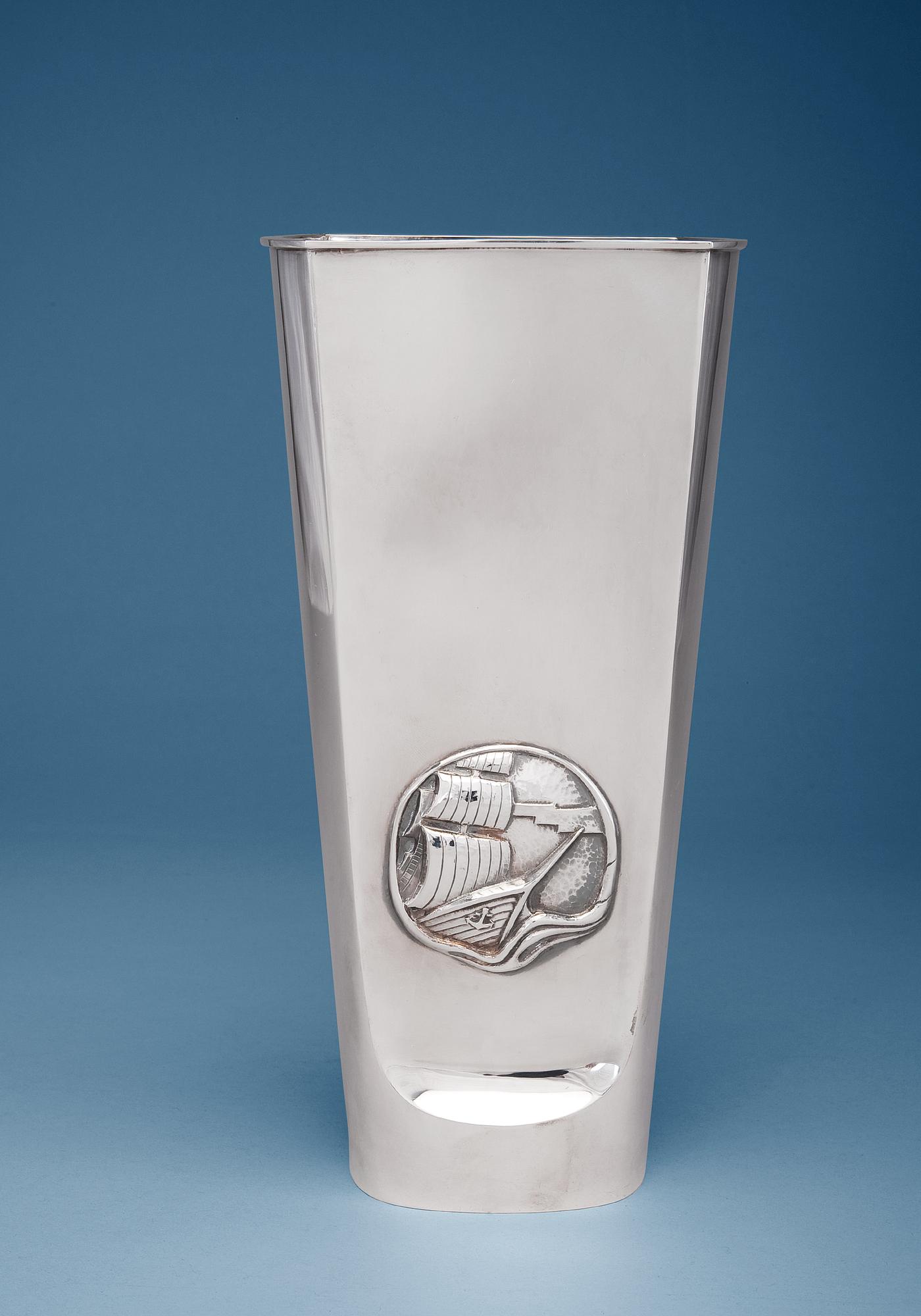 SILVERPOKAL, 830 silver. A. Tillander Helsingfors 1979. Vikt 435 g.