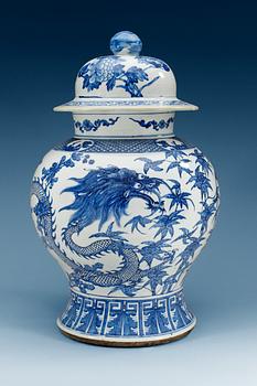 A large blue and white jar with cover, late Qing dynasty (1644-1912).