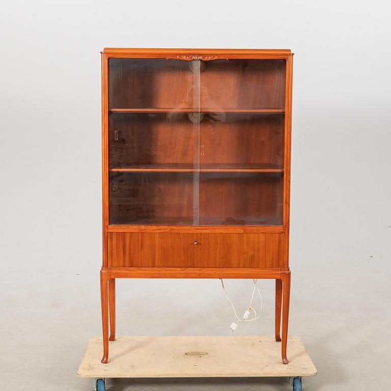 Vitrinskåp 1900-talets mitt.