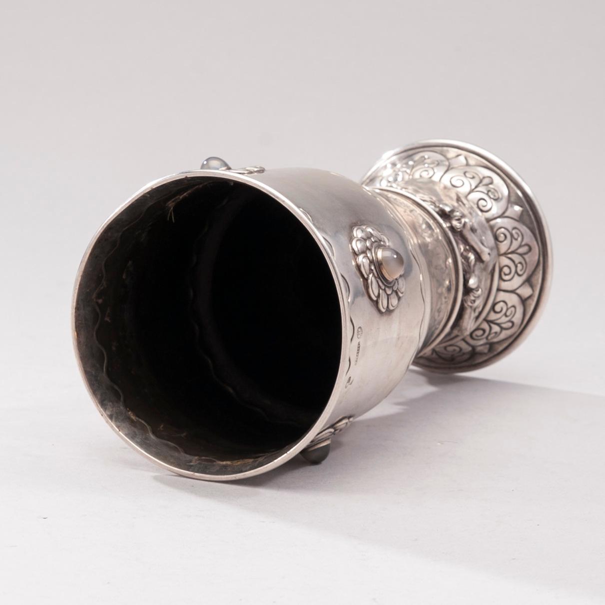 BÄGARE, silver med halvädelstenar, hovjuvelerare Morosov Ryssland, S:t Petersburg ca 1900. Totalvikt 375 g.