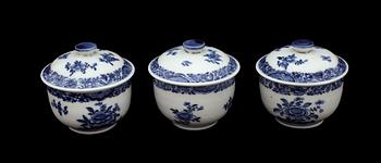 CREMEKOPPAR, 3 st, porslin, Qianlong, Kina 1700-tal.
