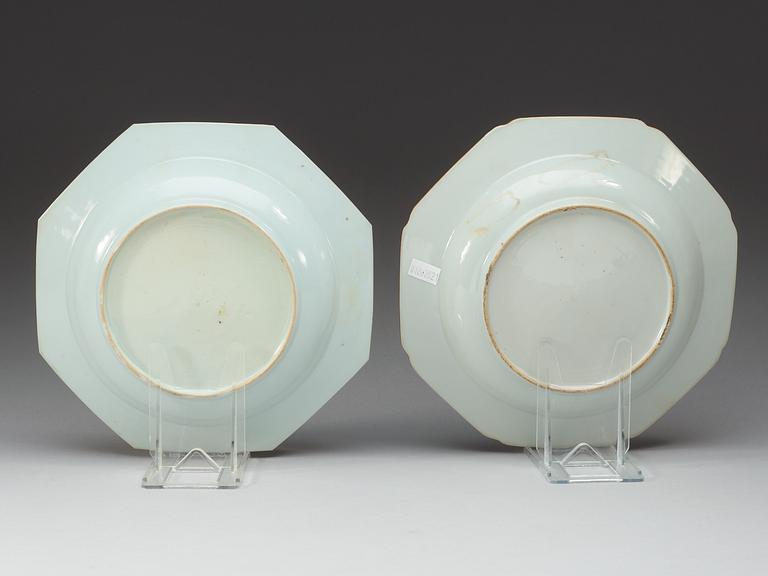 TALLRIKAR, sju stycken (5+2), kompaniporslin. Qing dynastin, Qianlong (1736-95).