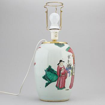 BOJAN, omgjord till BORDSLAMPA, porslin. Qingdynastin, omkring 1900.