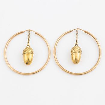 Örhängen, kreoler, hoops 18K guld, medföljande påhängen i form av ekollon med emalj med motiv av mytologiskt sjödjur.