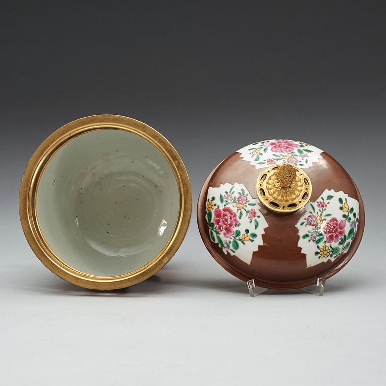 SKÅL med LOCK, kompaniporslin med bronsmontering. Qing dynastin, Qianlong (1736-95).