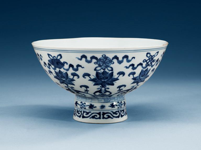 A blue and white tazza, late Qing dynasty.