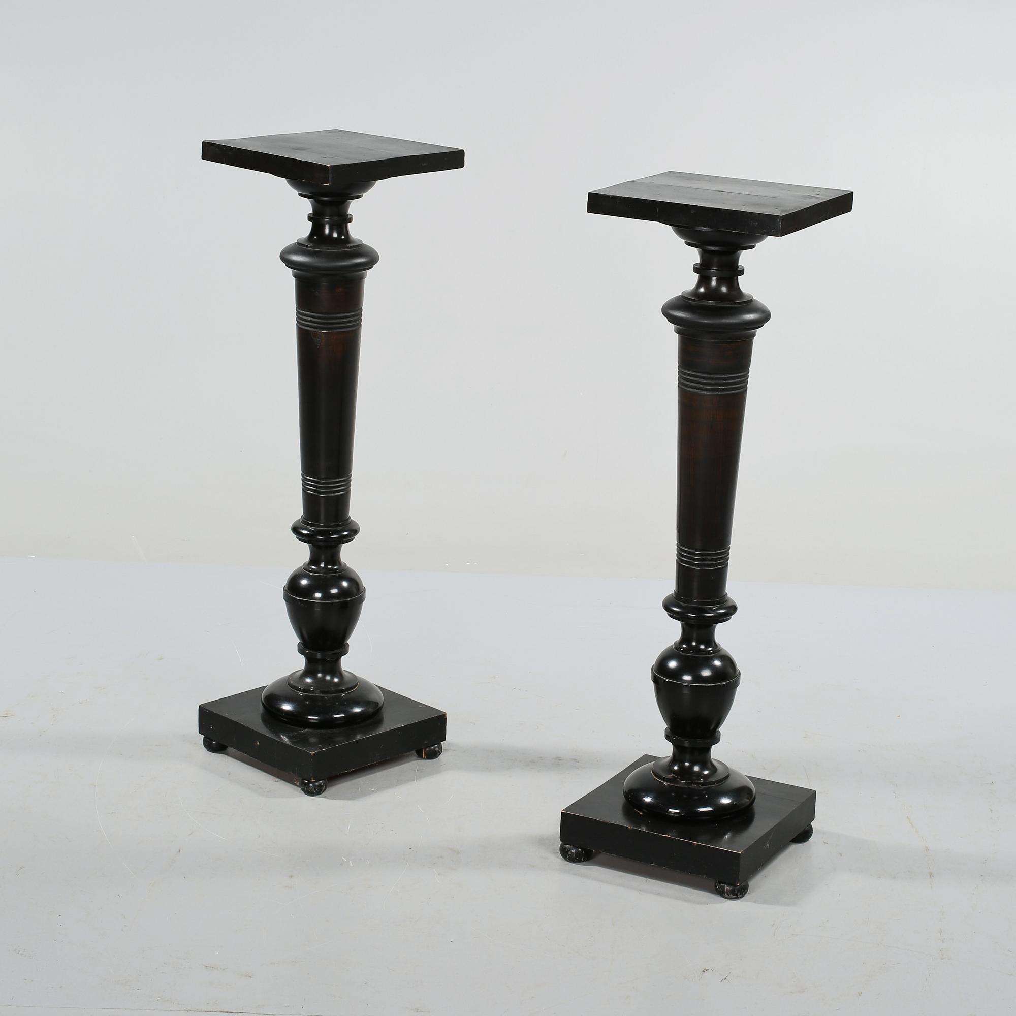 PIEDESTALER, ett par, 1900-tal.