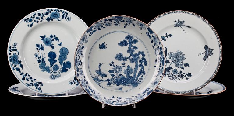 SKÅLFAT SAMT TALLRIKAR, 5 st porslin, Kina, Qianlong, (1736-1795).