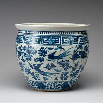 A large blue and white flower pot, late Qing dynasty, 18th Century.