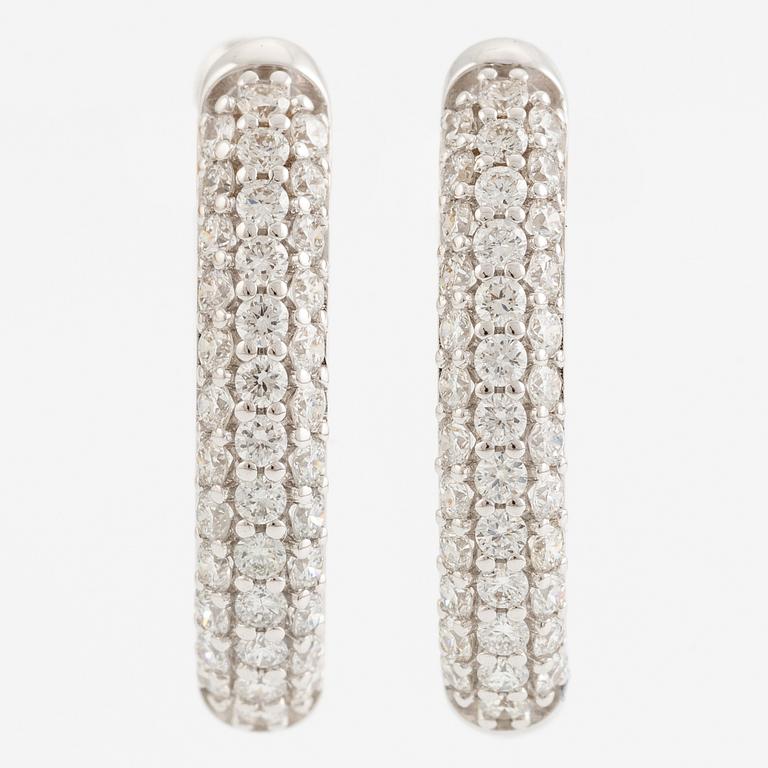 Hoop earrings 18K white gold with brilliant-cut diamonds.