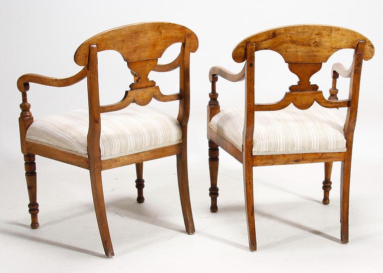 KARMSTOLAR, ett par, senempire, provinstillverkade, 1840-tal.