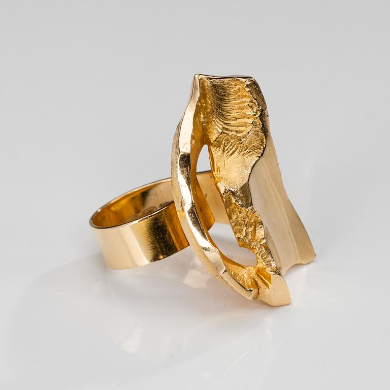 Matti Hyvärinen, A RING, 18K gold, Matti Hyvärinen, Turku 1989. Weight 24,5 g.