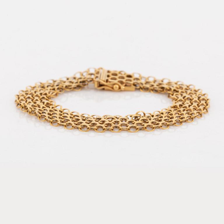 18K gold bracelet.