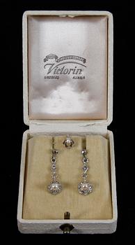 ÖRHÄNGEN, ett par, samt ÖRHÄNGE, silver resp. vitguld, pärlor o briljant.