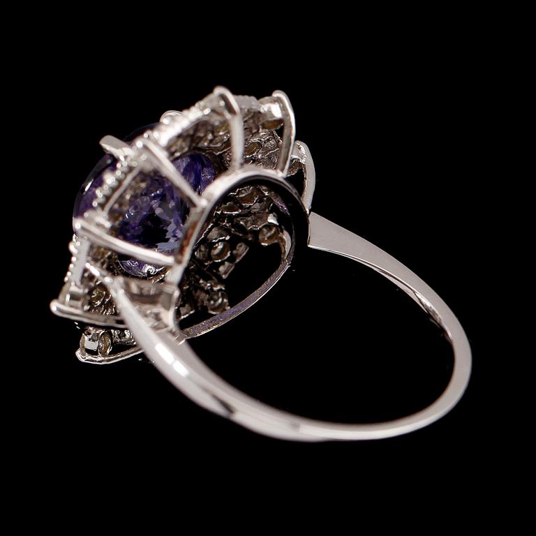 RING, 14 k vitguld, tanzanit 4.50 ct, 20 briljantslipade diamanter tot 0.80 ct. Jaqu De Lili, USA.