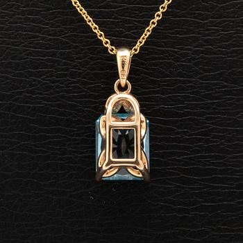 Halsband 14K guld med trappslipad blå topas och runda briljantslipade diamanter.