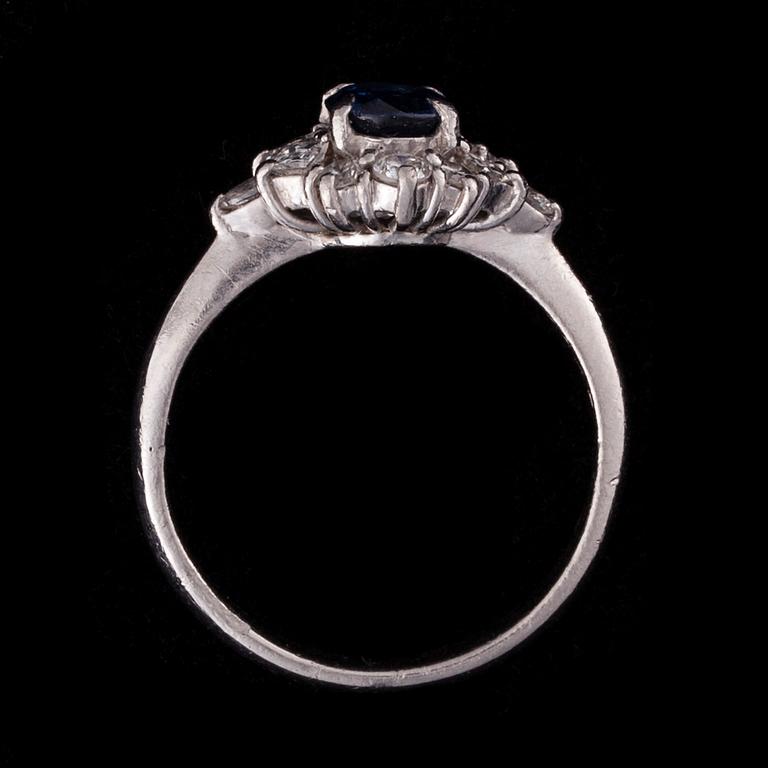 RING, platina, safir, diamanter. Vikt ca 4,3 g.