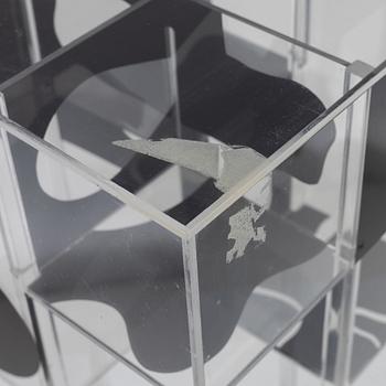 Gösta Wallmark, skulptur, plexiboxar och pinnar. Klarglas och svart.