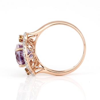 RING, 14K guld med ametist, gula safirer och diamanter. Total vikt ca 3 gram.