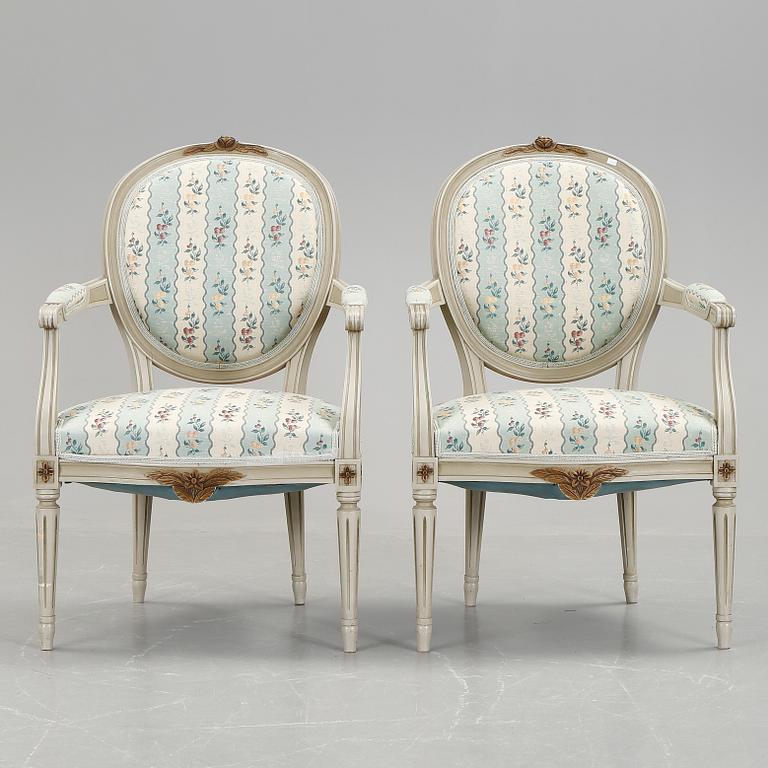 KARMSTOLAR, ett par, Gustaviansk stil, omkring 1900-talets mitt.