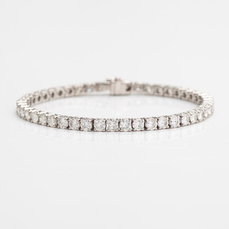 An 18K white gold tennis bracelet with brilliant-cut diamonds ca. 7.00 ct in total.