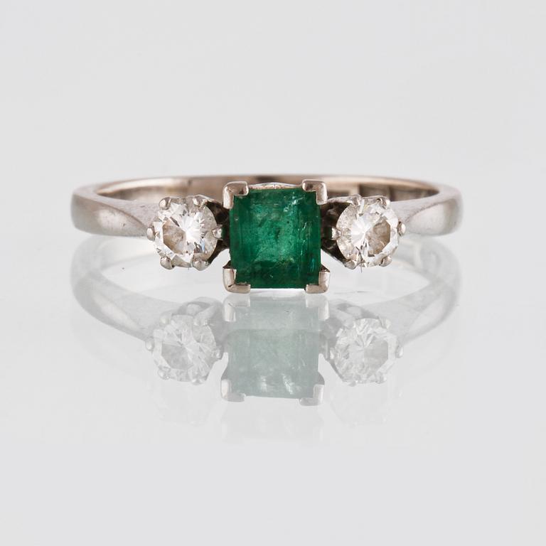 RING, 18K vitguld med 2 briljantslipade diamanter 0.30 ct samt smaragd 0.60 ct, Franz Holm, Stockholm, 1961. Vikt 3,2 g.